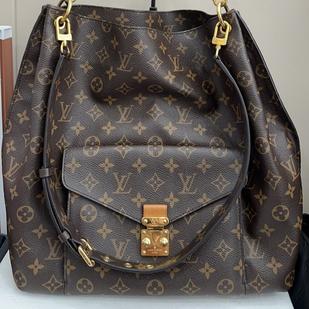 Louis Vuitton Monogram Hyuna Hobo Airport Bag