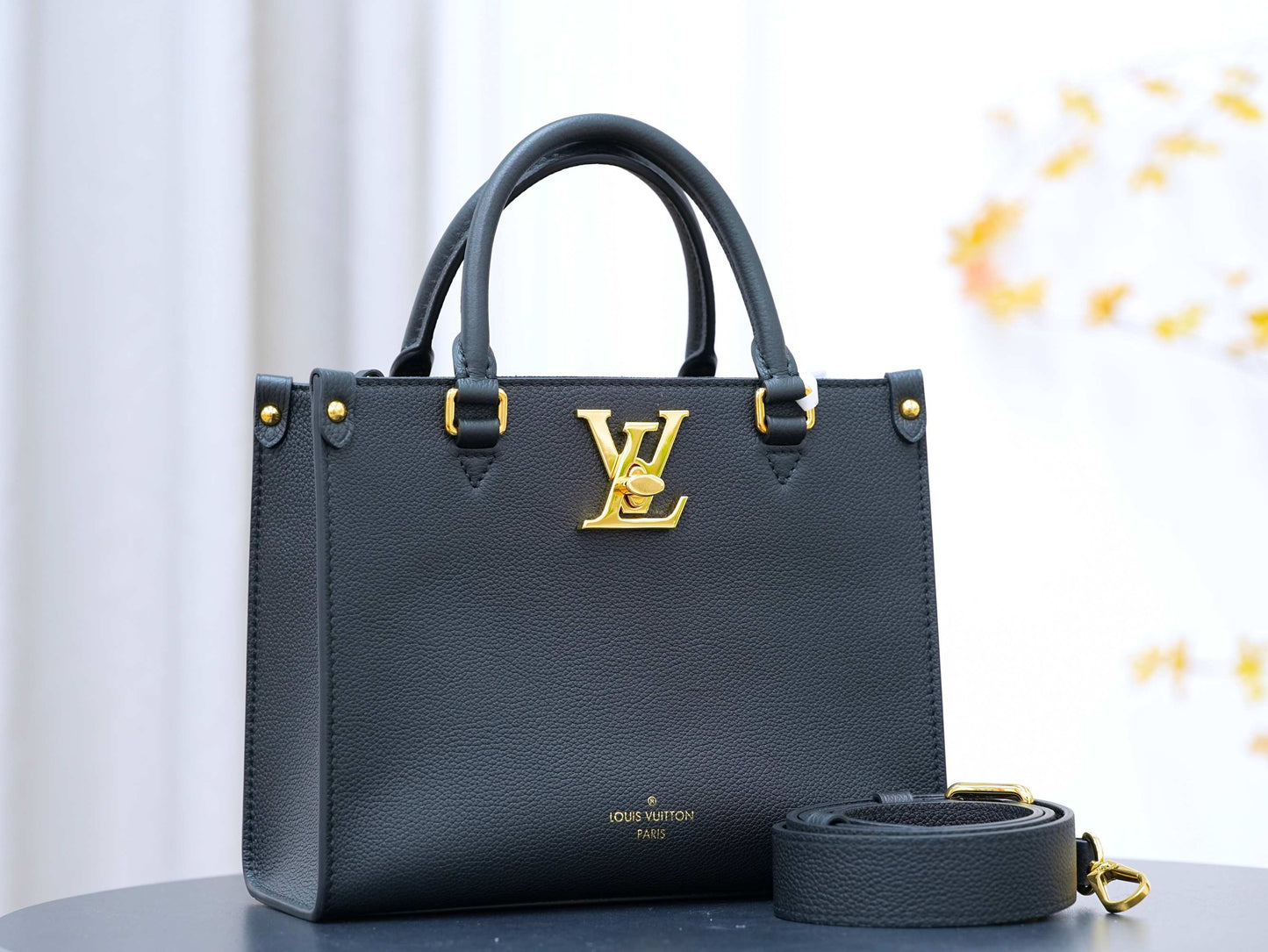 Louis Vuitton lock&go Handbag