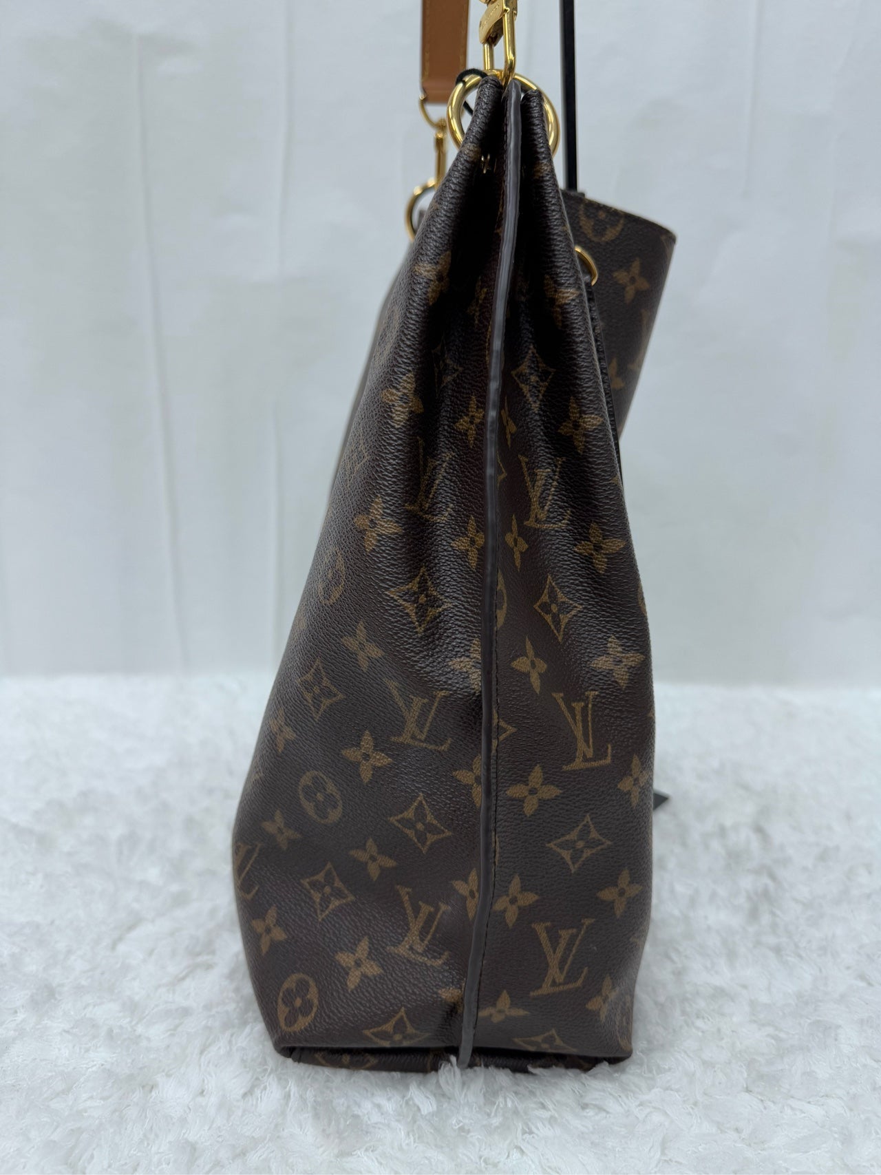 Louis Vuitton Monogram Hyuna Hobo Airport Bag