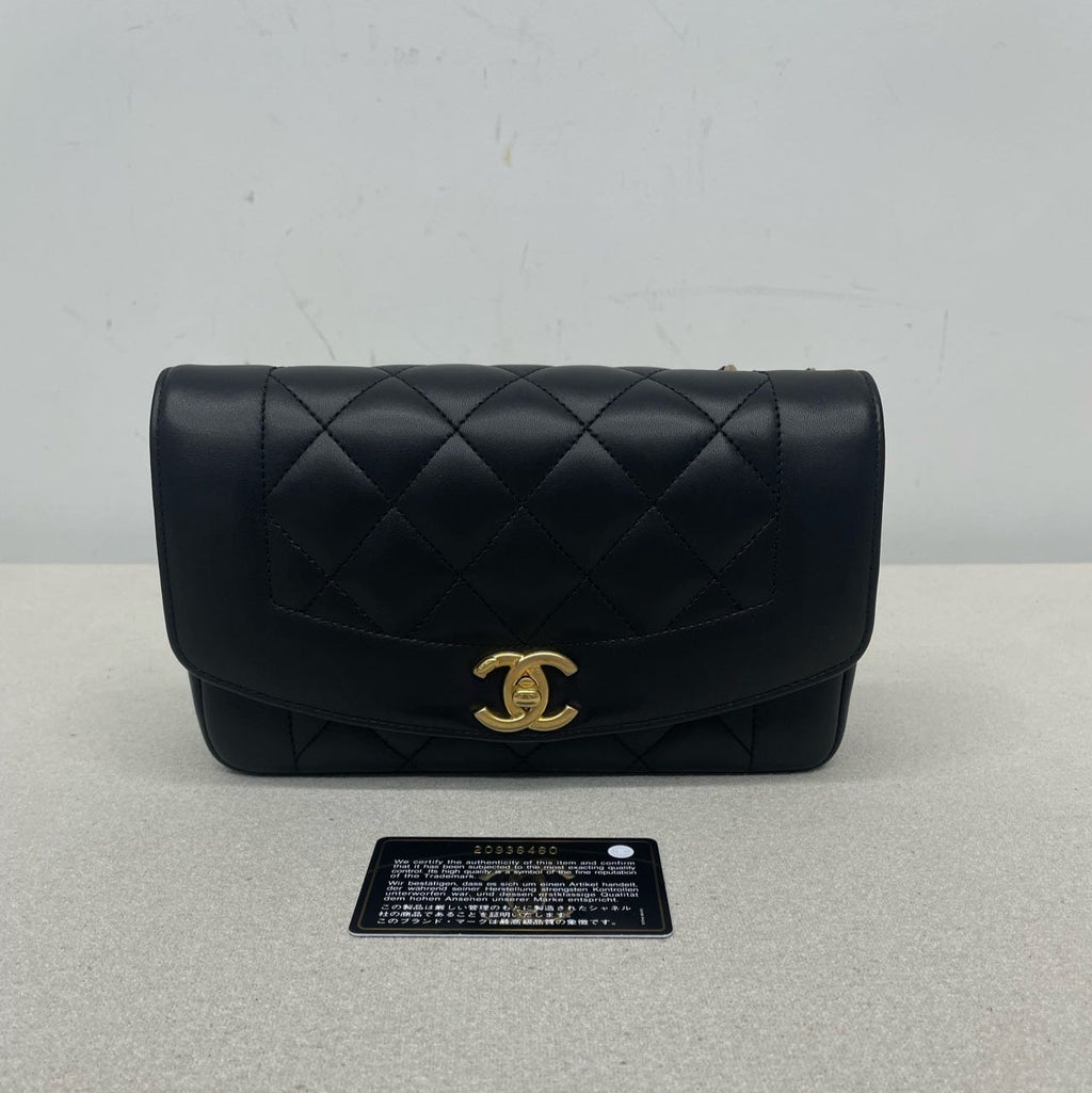 Chanel Flap Shoulder Bag with Authenticity Card - 22 cm, Pre-Owned
