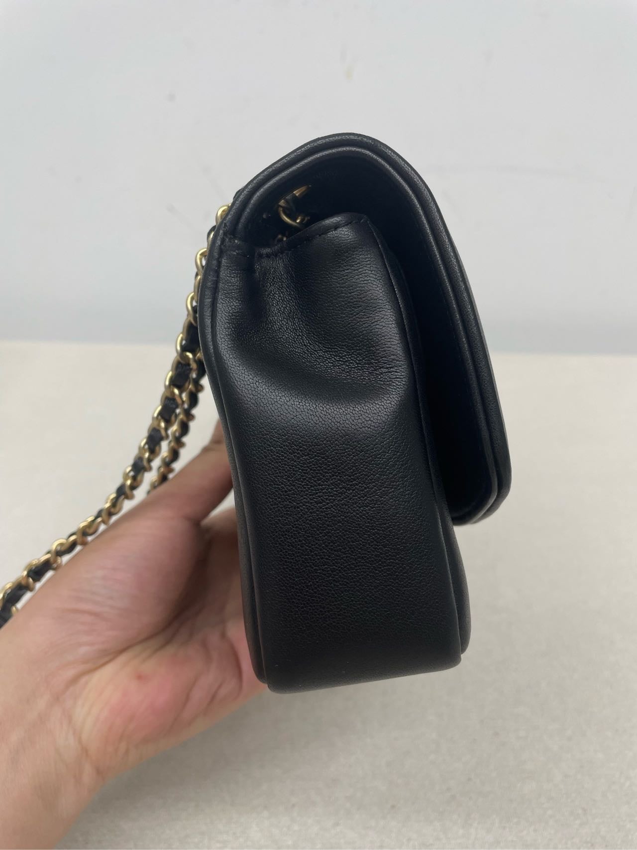 Chanel Flap Shoulder Bag with Authenticity Card - 22 cm, Pre-Owned