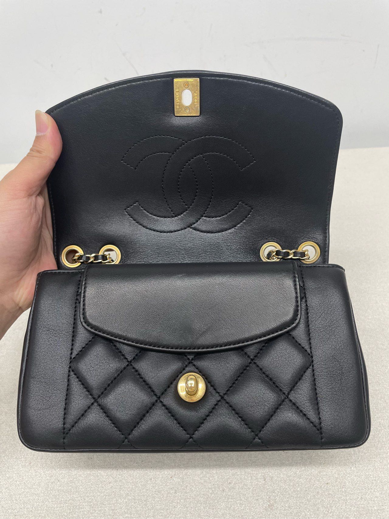 Chanel Flap Shoulder Bag with Authenticity Card - 22 cm, Pre-Owned