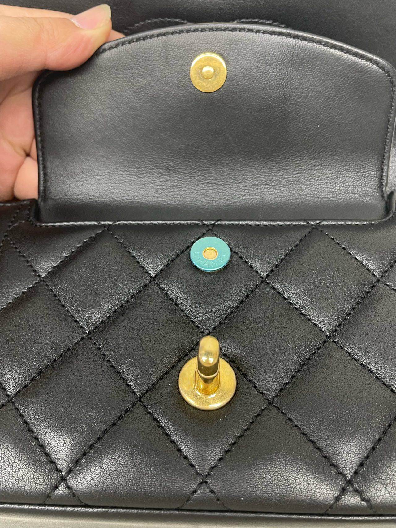 Chanel Flap Shoulder Bag with Authenticity Card - 22 cm, Pre-Owned