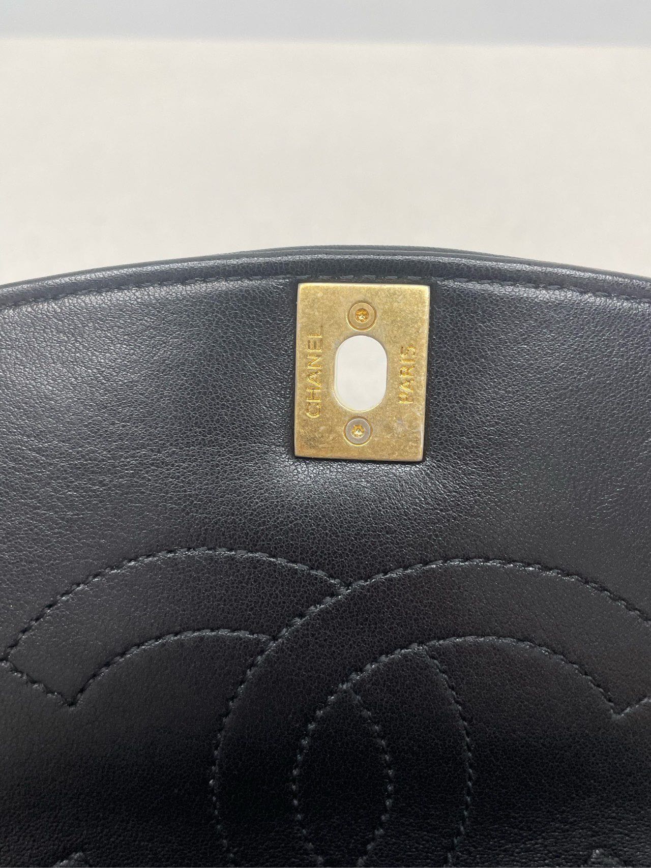 Chanel Flap Shoulder Bag with Authenticity Card - 22 cm, Pre-Owned