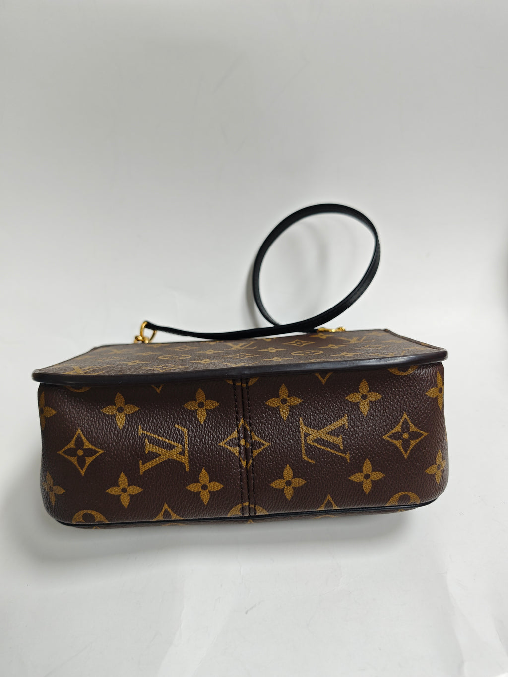 Louis Vuitton Passy Chain Bag. - Pre-Owned