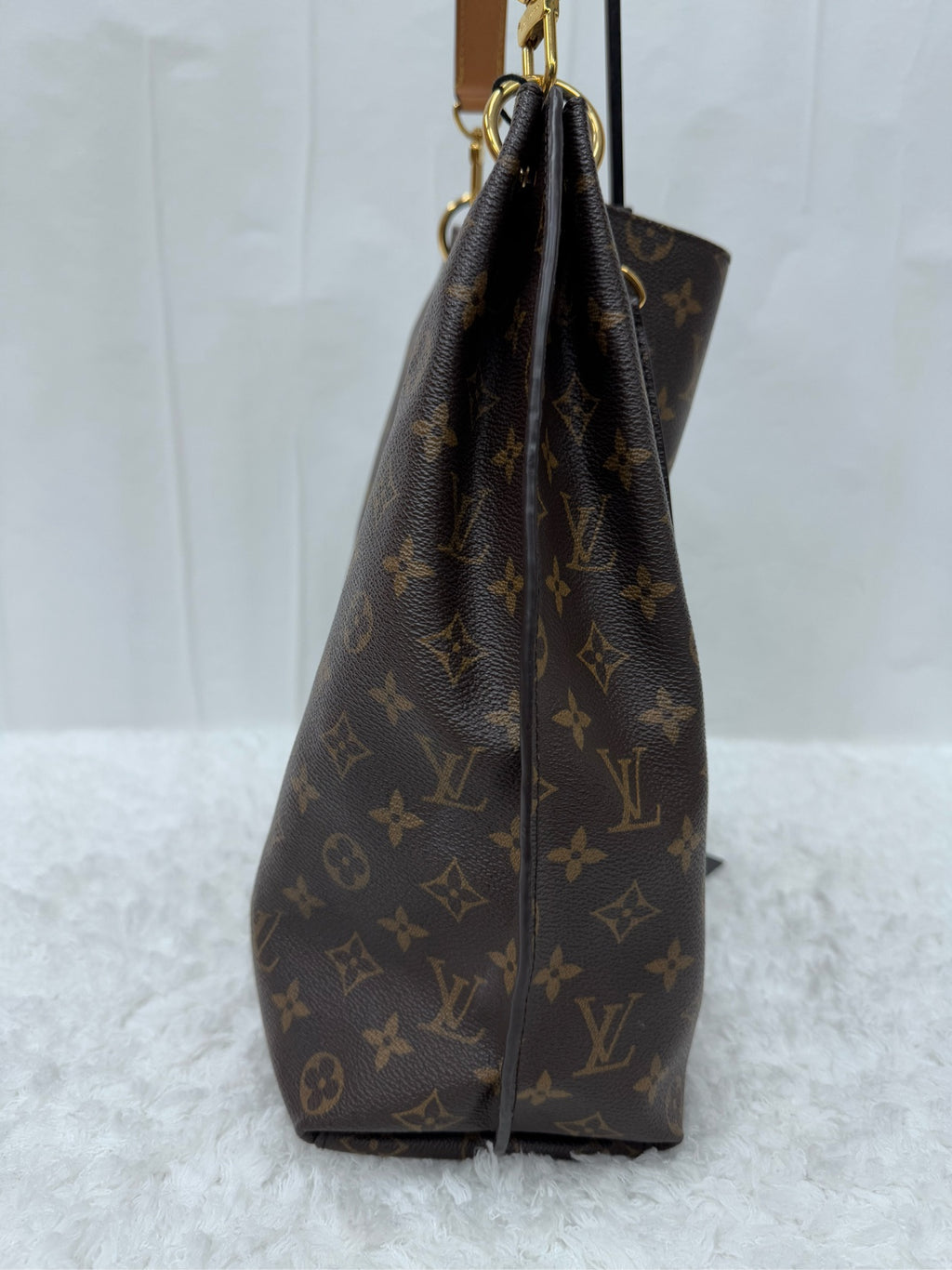 Louis Vuitton | Monogram Hyuna Hobo Airport Bag - Pre-owned | Authentic Pre-Owned Luxury