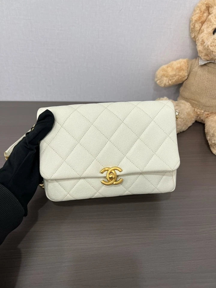 CHANEL 22P White Flap Shoulder Bag For Women