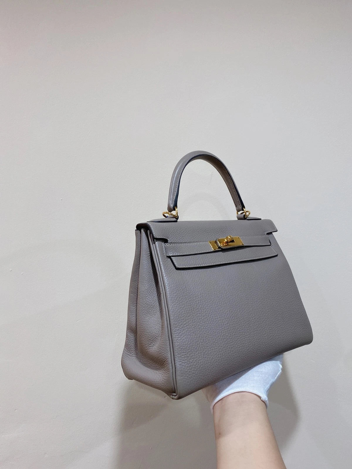 Hermes Kelly 28 Gris Perle Togo Leather Gold Hardware Top Handle Bag