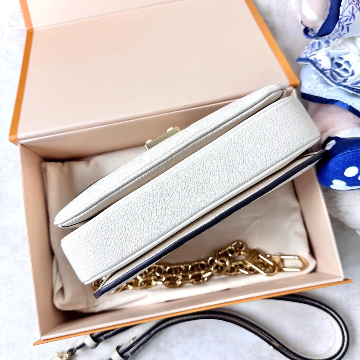 Louis Vuitton East West Metis Pochette White Messenger Shoulder Bag