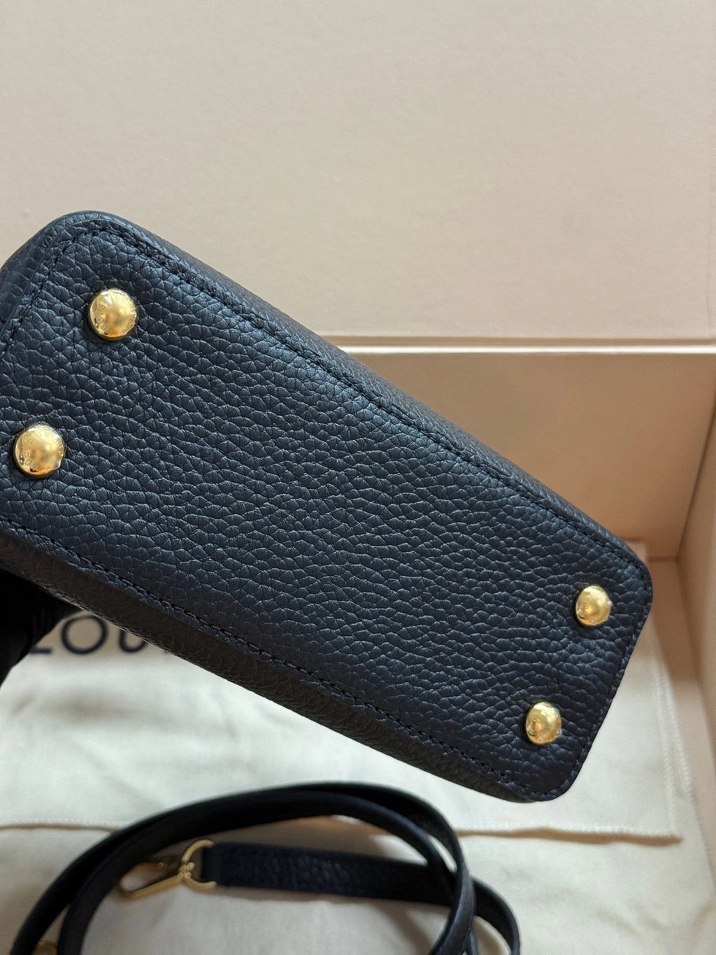 Louis Vuitton Capucines Black Shoulder Bag Excellent