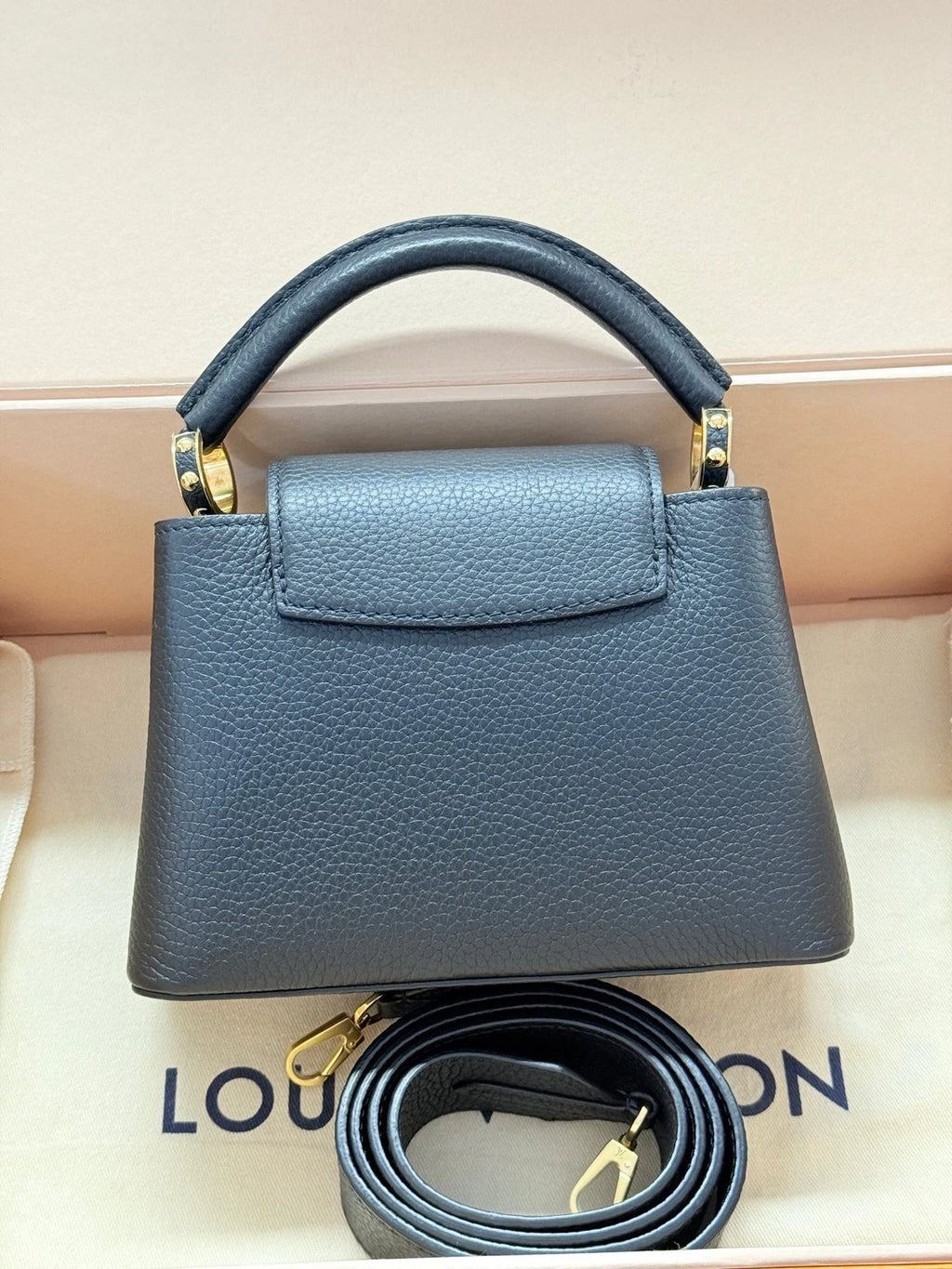 Louis Vuitton Capucines Black Gold Crossbody Handbag Excellent