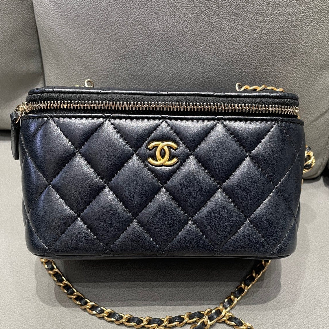 Chanel Quilted Chain Shoulder Crossbody Vanity Case Black Gold