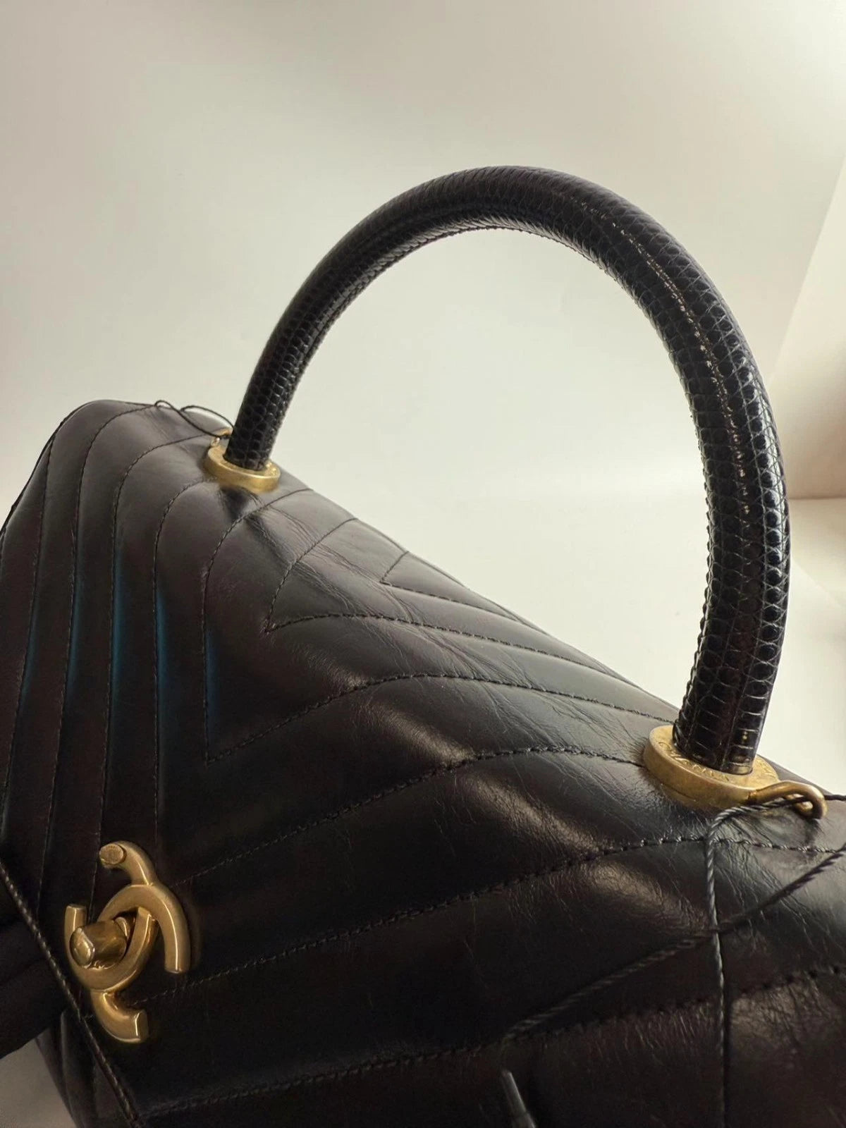 SJ0001 YS0943 CHANEL Coco Handle Black Caviar Top Handle Bag