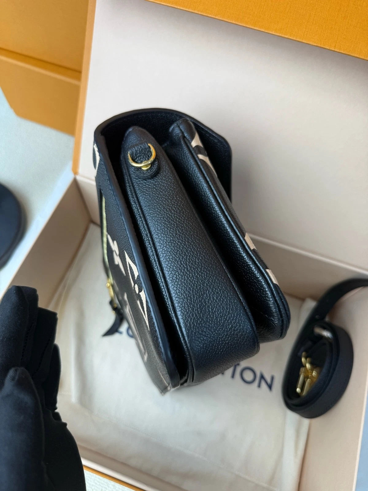 Louis Vuitton Black &amp; White Full Leather Messenger Bag For Women
