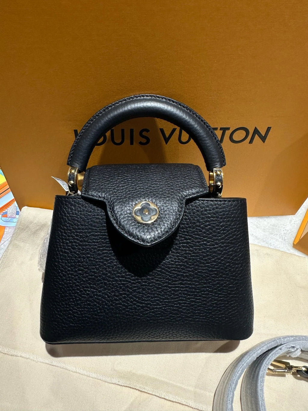 Louis Vuitton Capucines Black Shoulder Bag Excellent