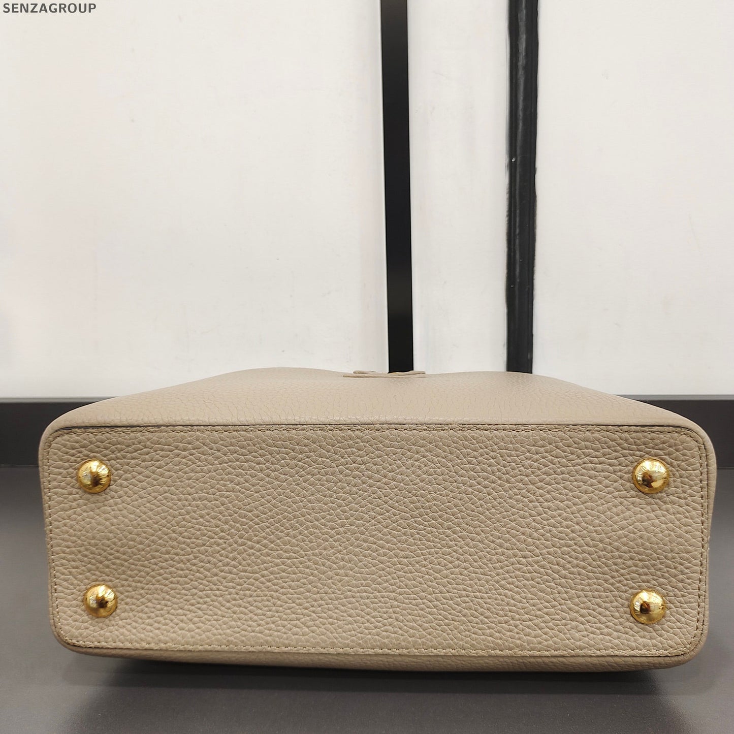 Louis Vuitton Capucines MM Grey Gold Handbag Shoulder Bag Classic Women