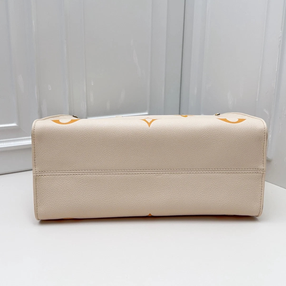 Louis Vuitton ONTheGo MM Tote Top Handle Bag White Orange Gold Women Classic