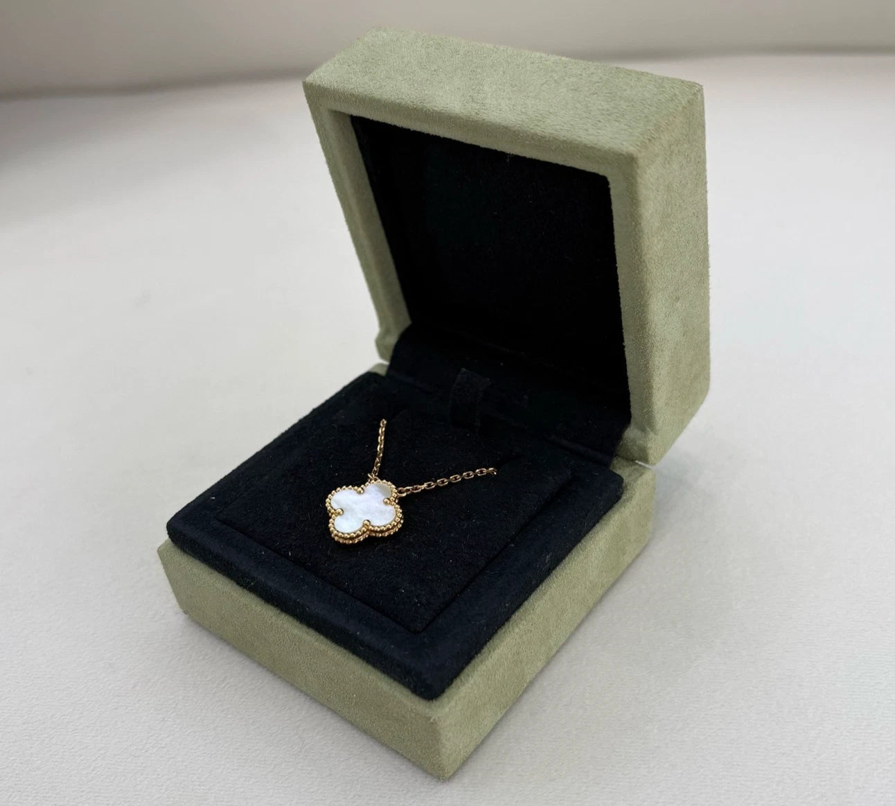 Van Cleef &amp; Arpels Vintage Alhambra Necklace Pendant Mother of Pearl 18K Gold
