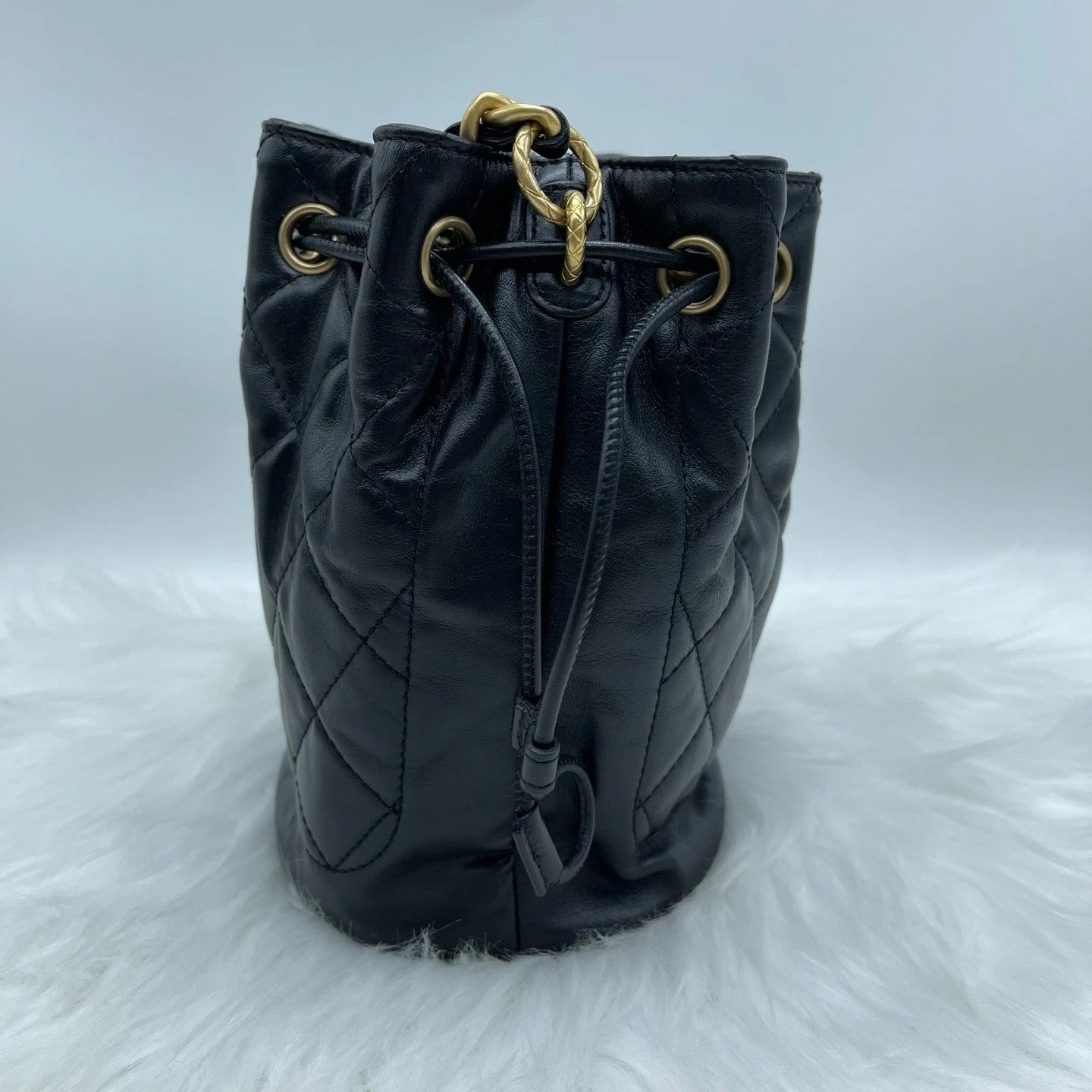 Pre-owned CHANEL Black Leather Quilted Bucket Shoulder Crossbody Bag For Women