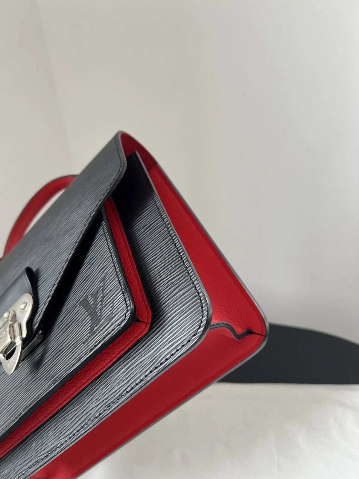 Louis Vuitton Noe Epi Leather Black Silver Crossbody Handbag Excellent