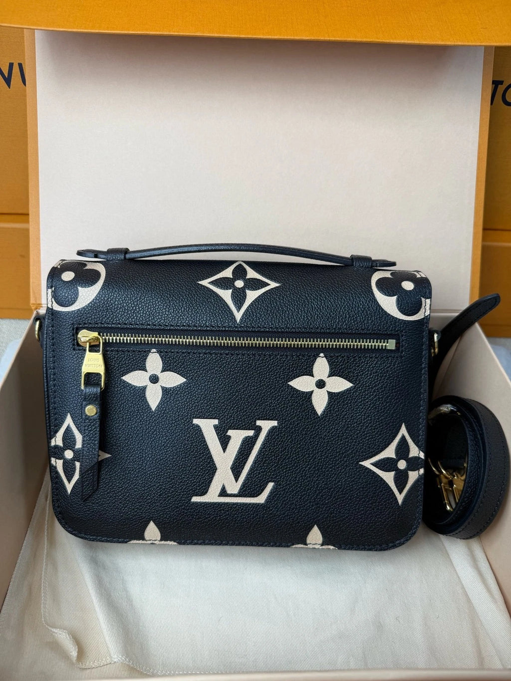 Louis Vuitton Black &amp; White Full Leather Messenger Bag For Women