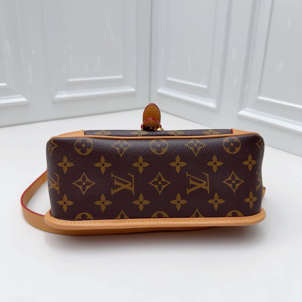 Louis Vuitton Diane Monogram Brown Gold Shoulder Bag Crossbody Excellent