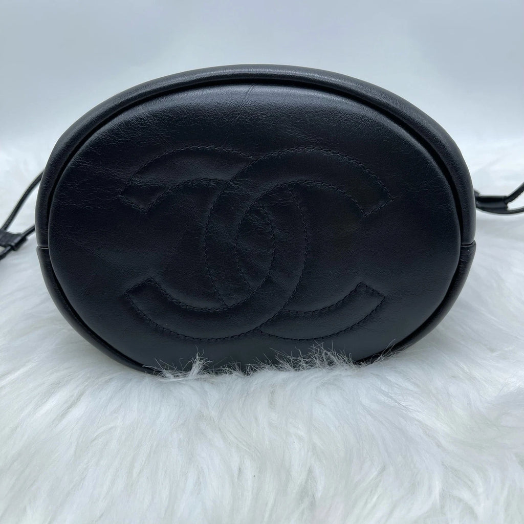 Pre-owned CHANEL Black Leather Quilted Bucket Shoulder Crossbody Bag For Women