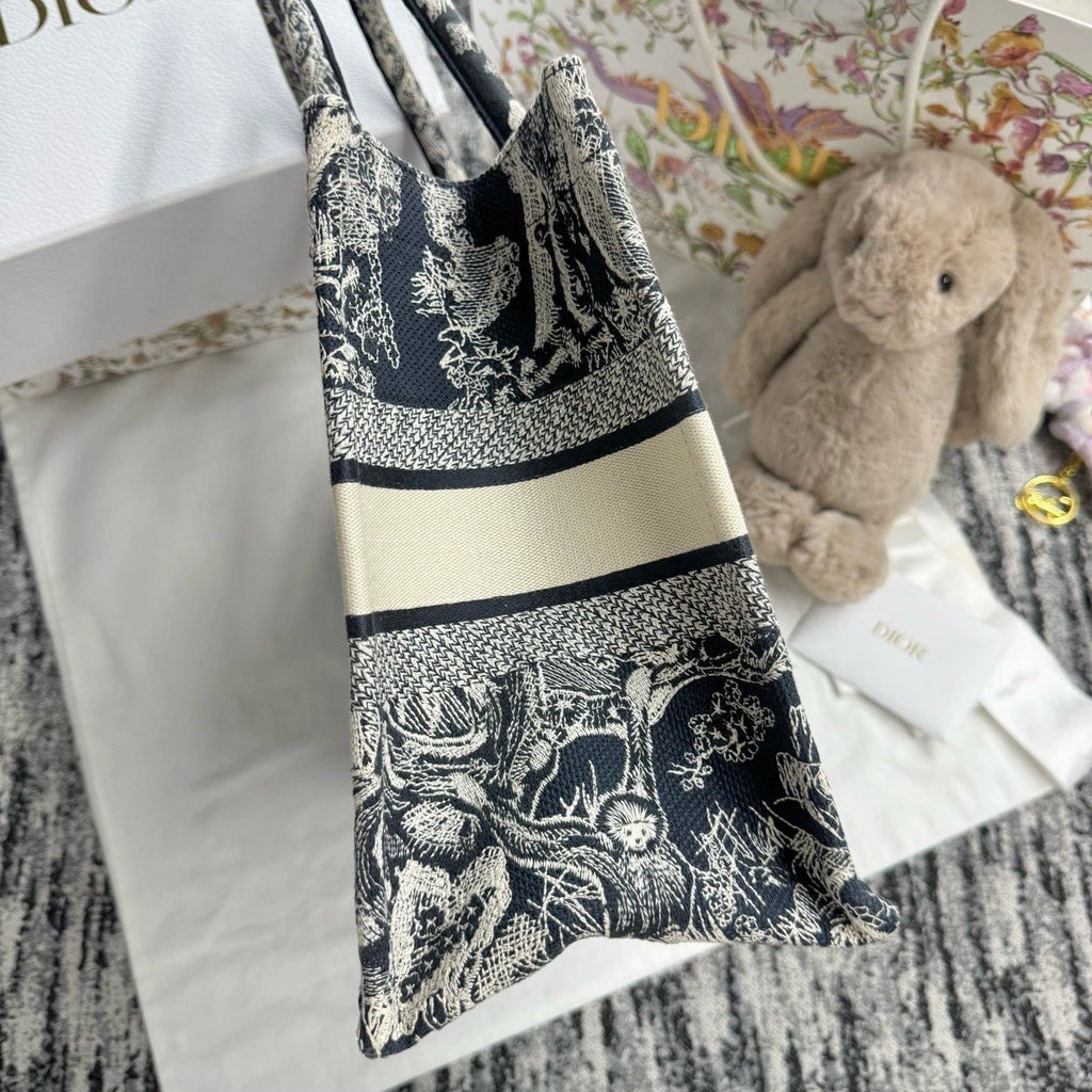 Authentic Dior Canvas Medium Zoo Print Tote Bag For Women