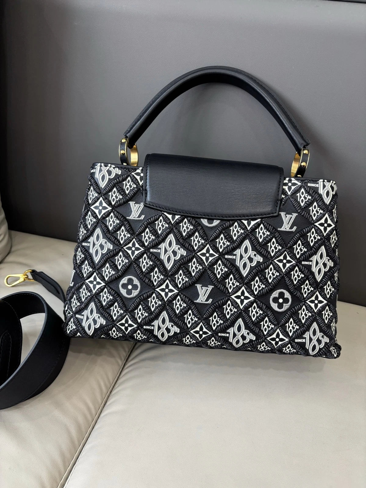 Louis Vuitton Capucines Black Gold Crossbody Handbag Excellent