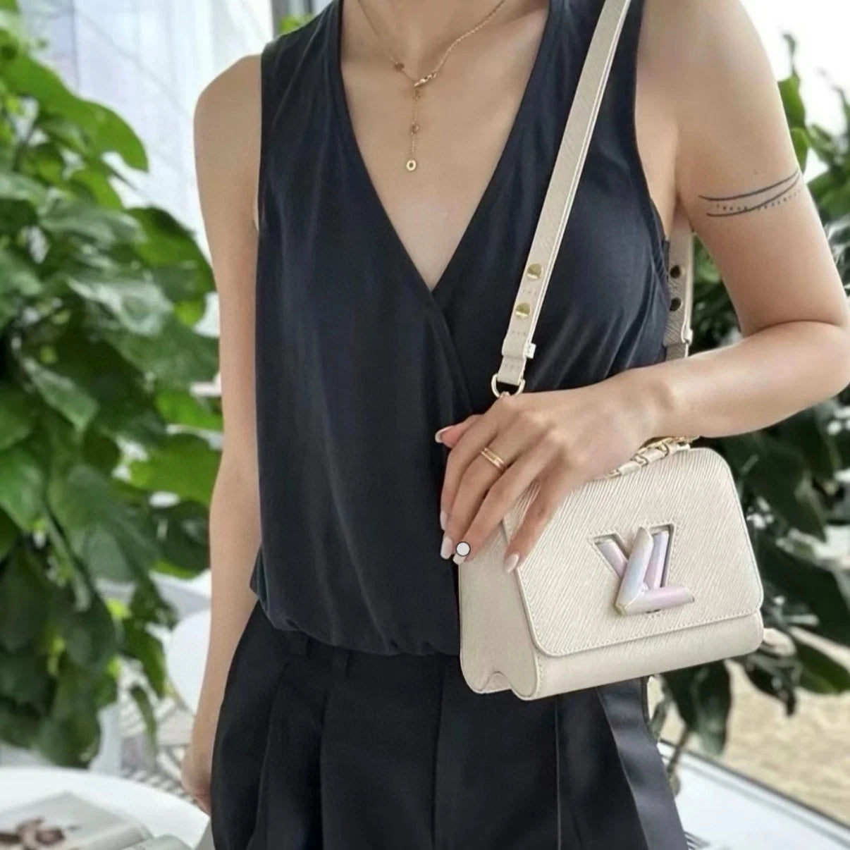 Excellent Louis Vuitton Twist PM Gradient Enamel Chain White Gold Shoulder Bag