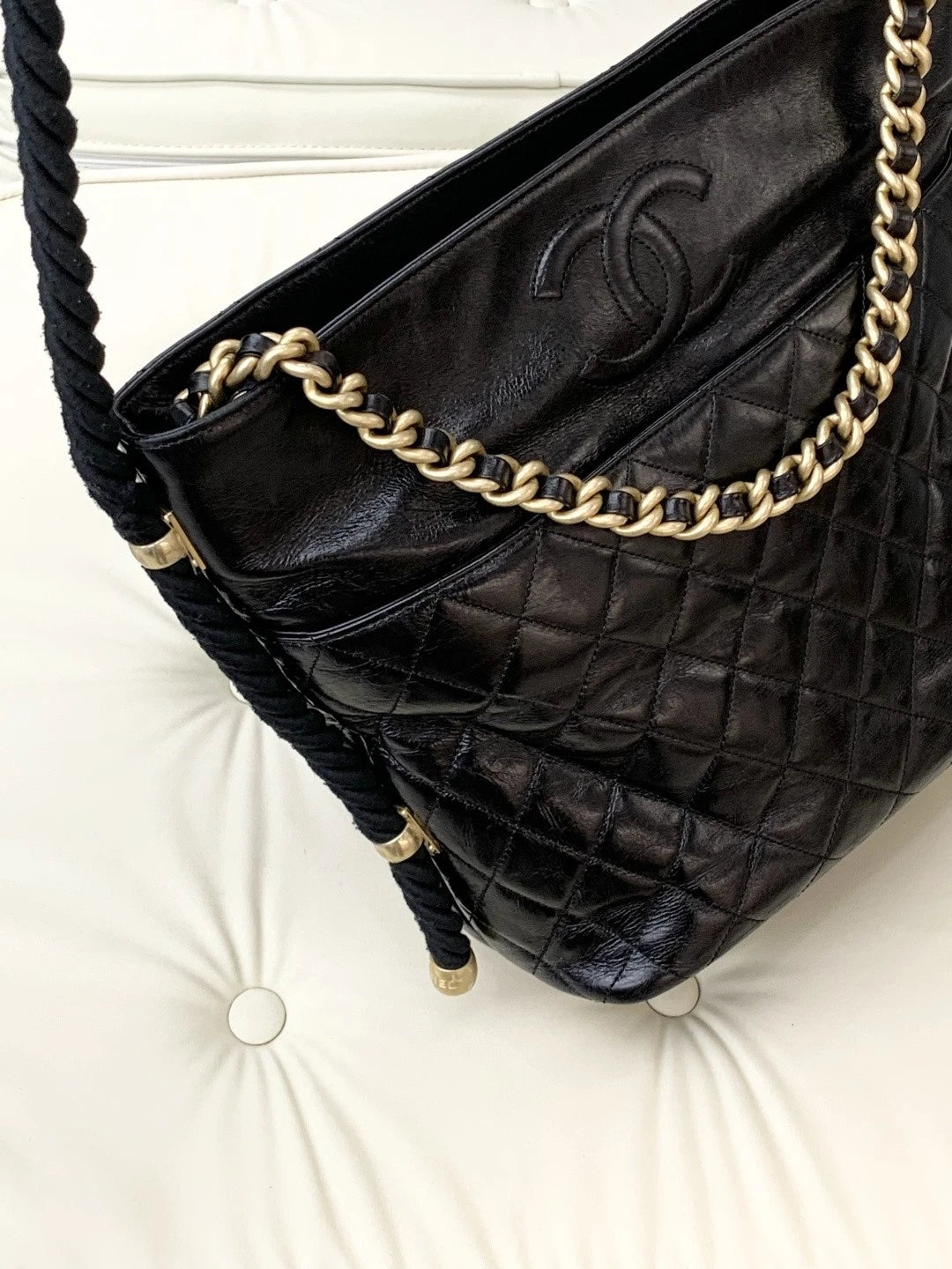 Chanel Calfskin Chain Diamond Shoulder Bag Crossbody Black Gold Women Classic S