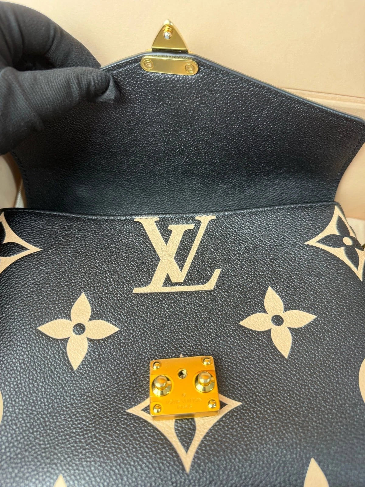 Louis Vuitton Black &amp; White Full Leather Messenger Bag For Women