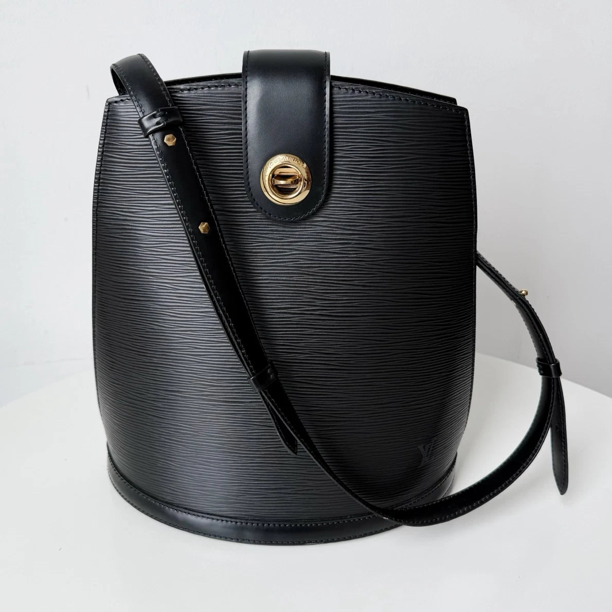 Louis Vuitton Cluny Epi Leather Black Shoulder Bag Crossbody Excellent