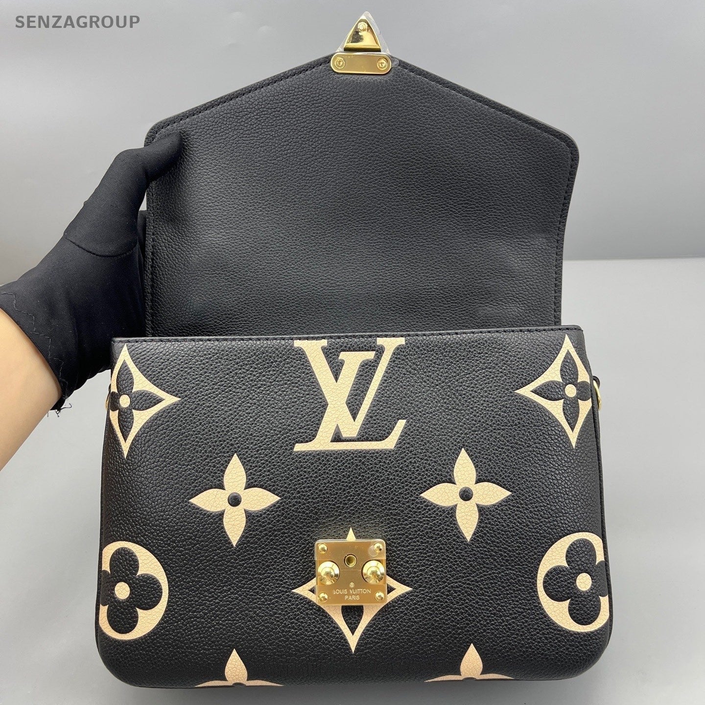 Louis Vuitton Pochette Métis Monogram Shoulder bag Black White Leather Women