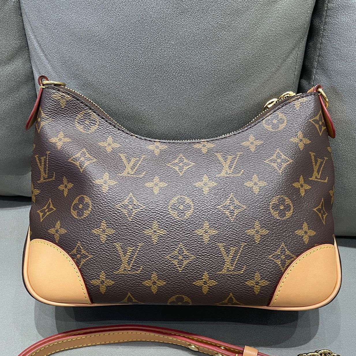 Louis Vuitton Monogram Chain Shoulder Bag Brown Gold Clasp Classic Fashion
