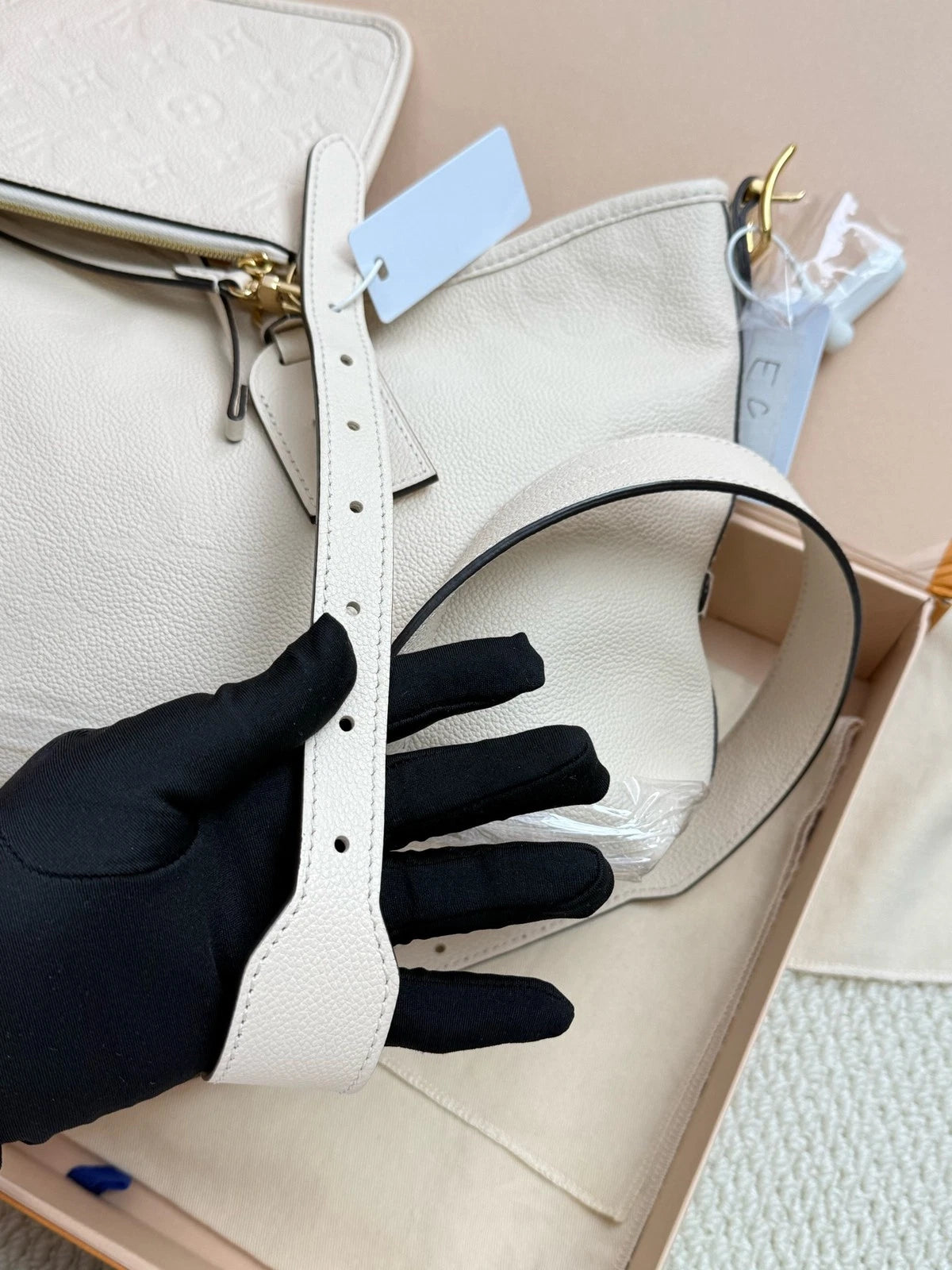 Louis Vuitton Carryall Leather White Tote Bag Excellent