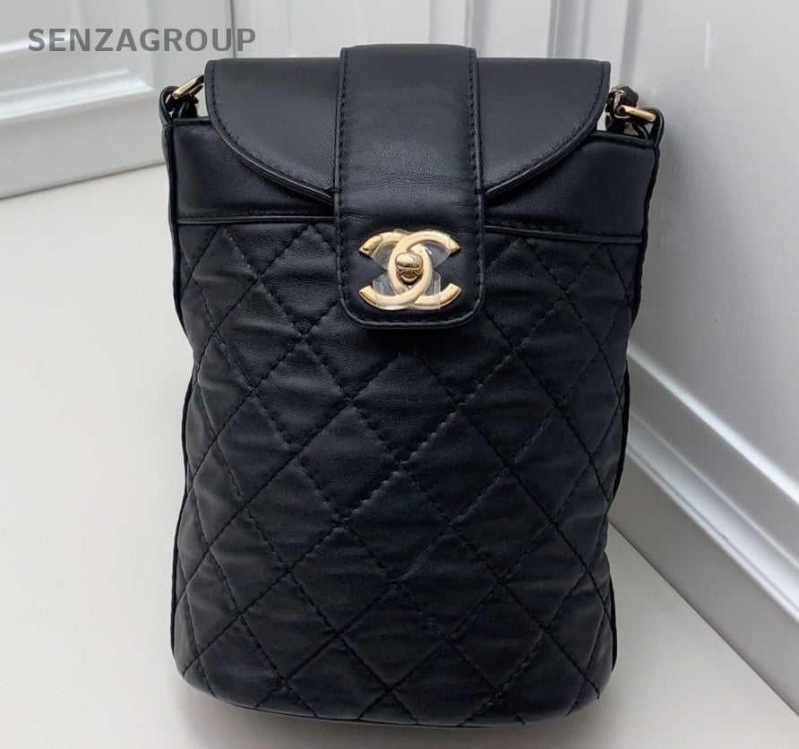 Chanel Lambskin Chain Shoulder Bag Crossbody Black Gold Diamond Women Classic