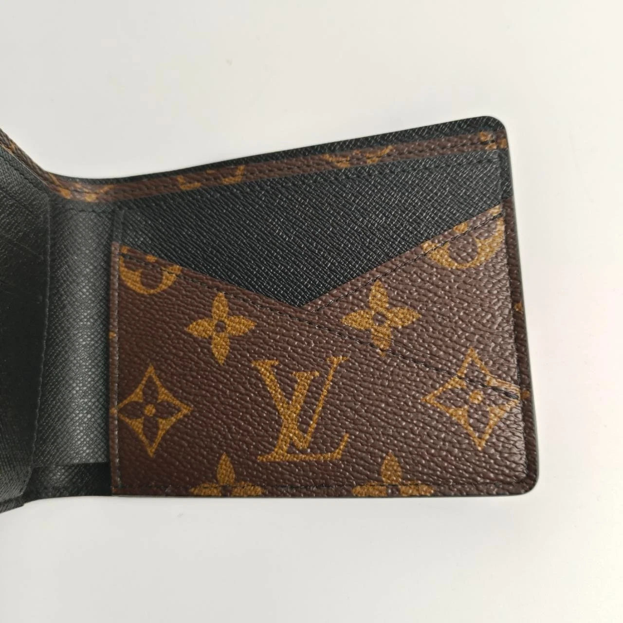 SJ0001 LV Bi Fold Wallet Monogram