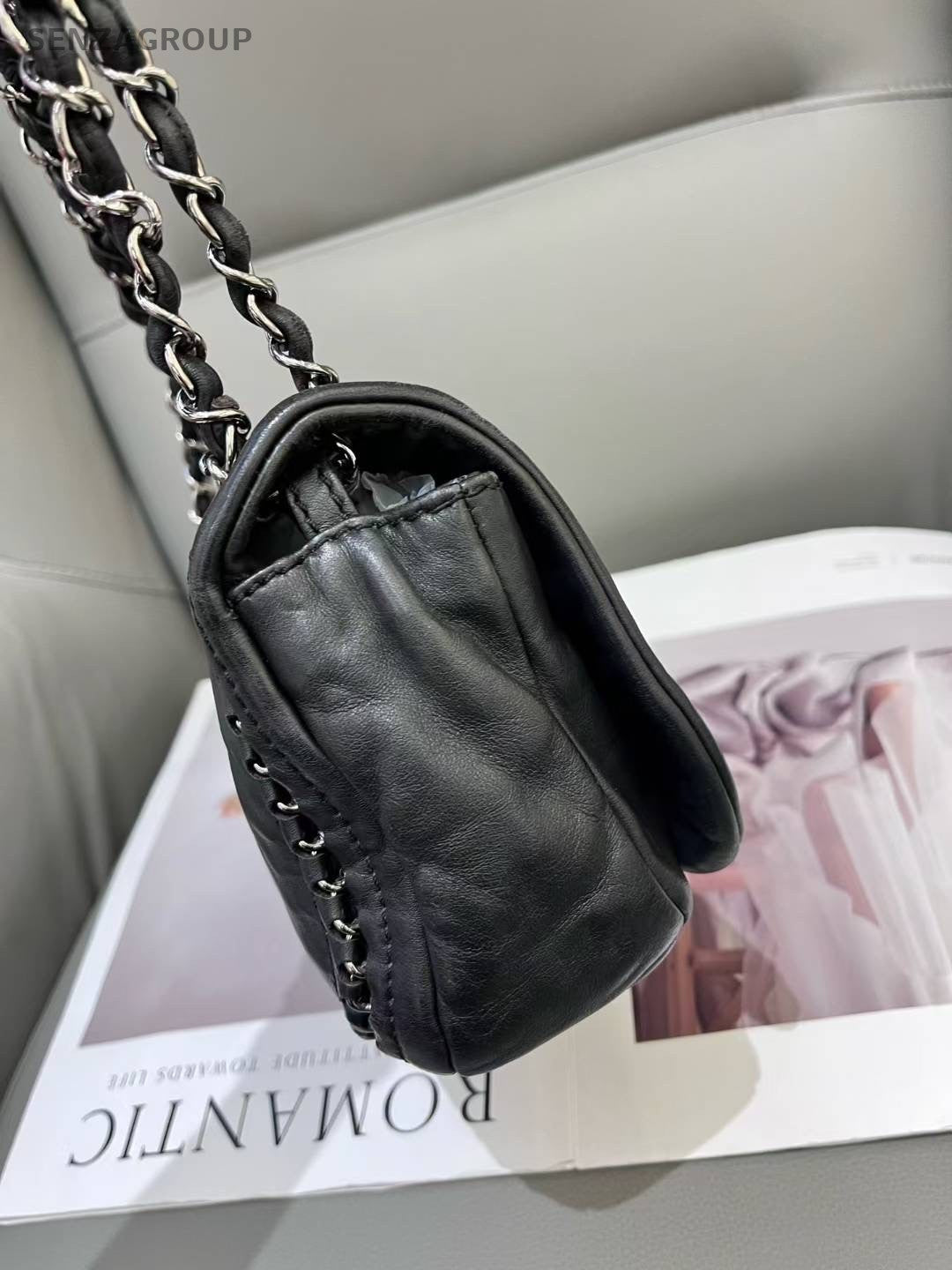 CHANEL Hobo CC Logo Chain Shoulder bag Black Women
