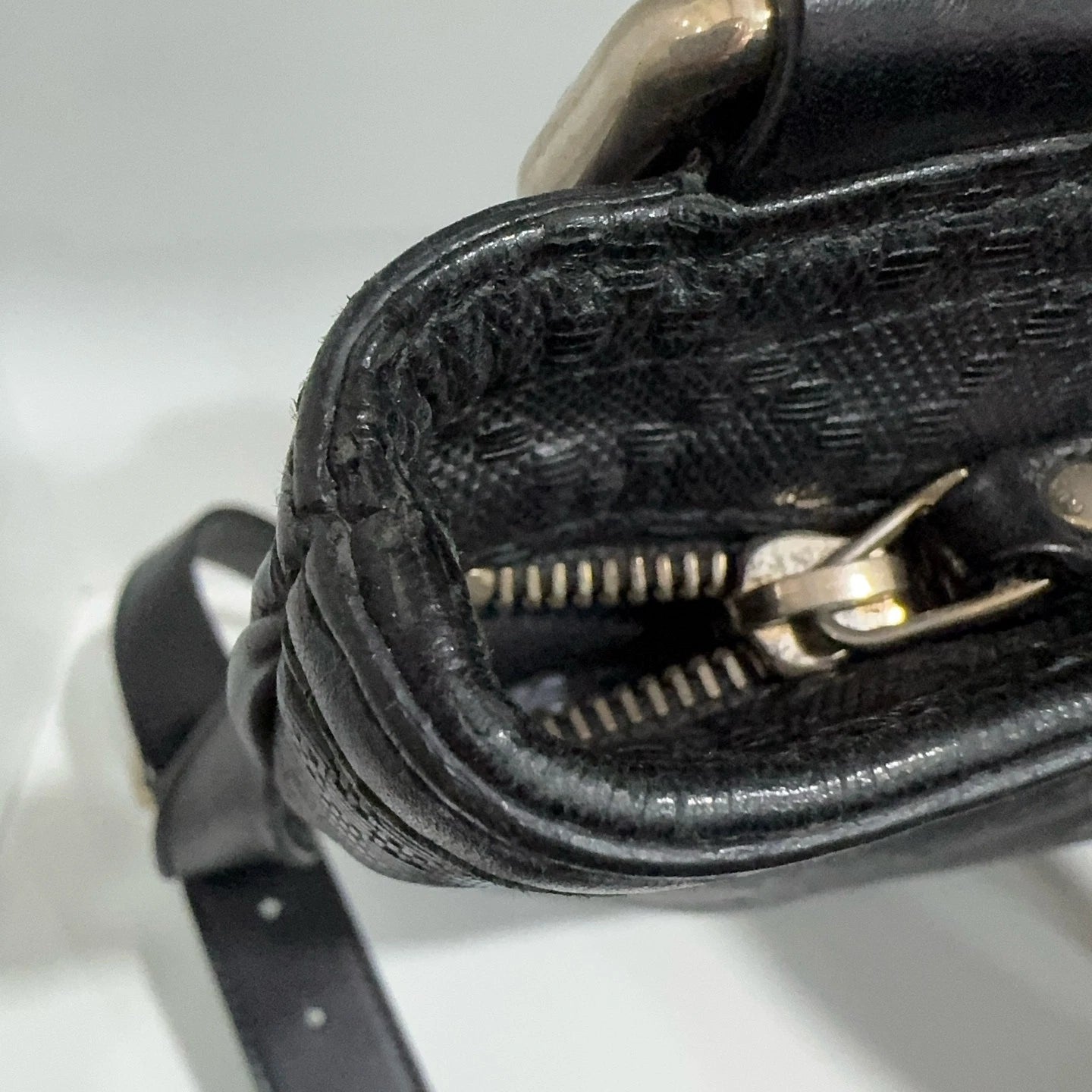 GUCCI Black Embossed Leather Messenger Shoulder Crossbody Bag For Women