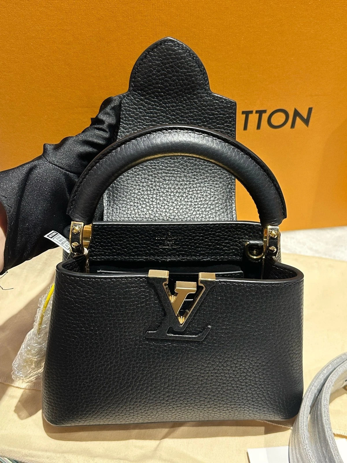 Louis Vuitton Capucines Black Shoulder Bag Excellent