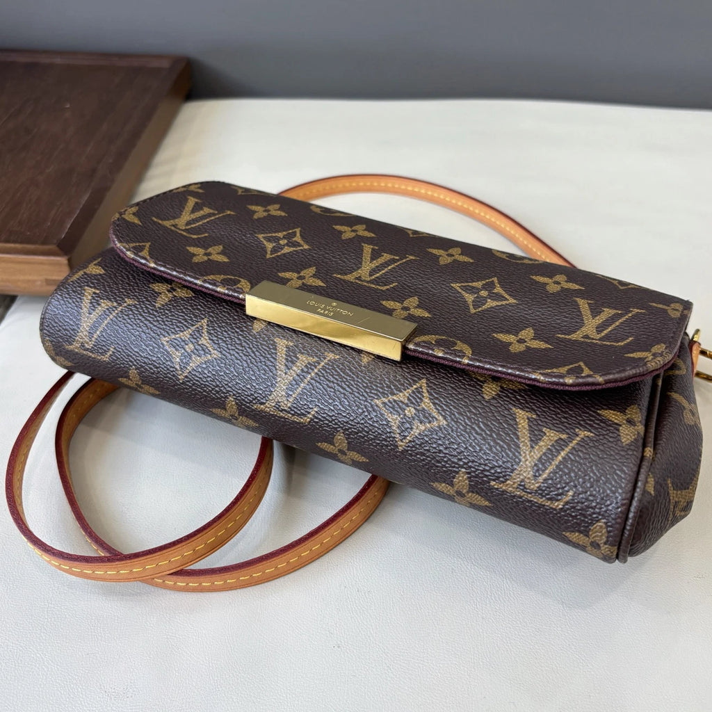 Louis Vuitton Favorite Monogram Canvas Gold Crossbody Handbag Excellent
