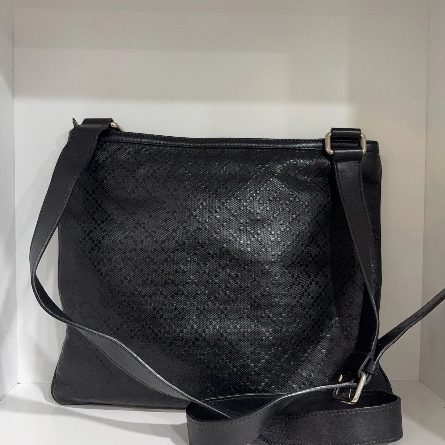 GUCCI Black Embossed Leather Messenger Shoulder Crossbody Bag For Women
