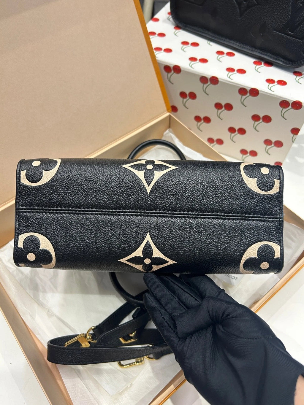 Louis Vuitton OnTheGo Black White Handbag Tote Bag Excellent
