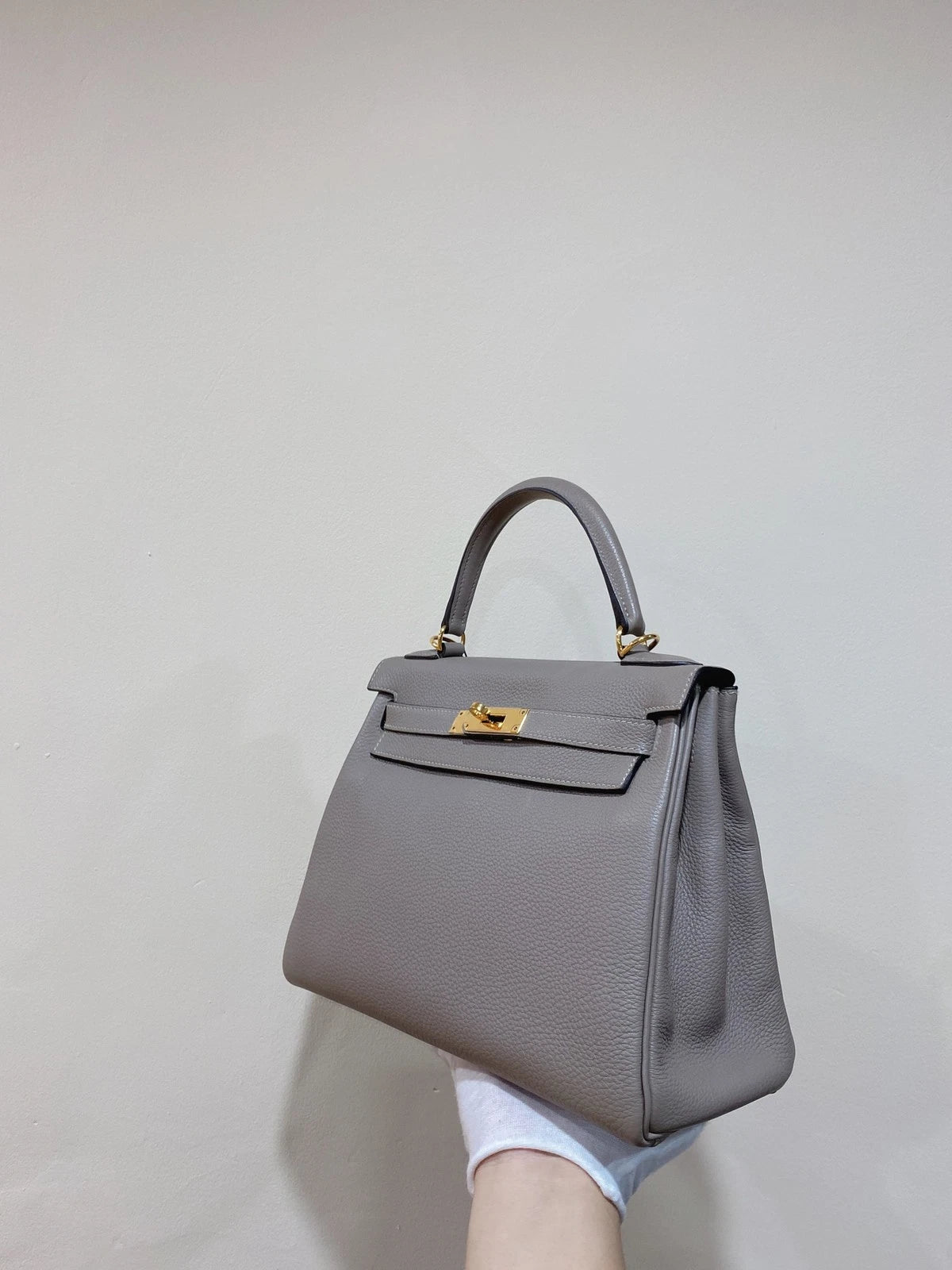 Hermes Kelly 28 Gris Perle Togo Leather Gold Hardware Top Handle Bag