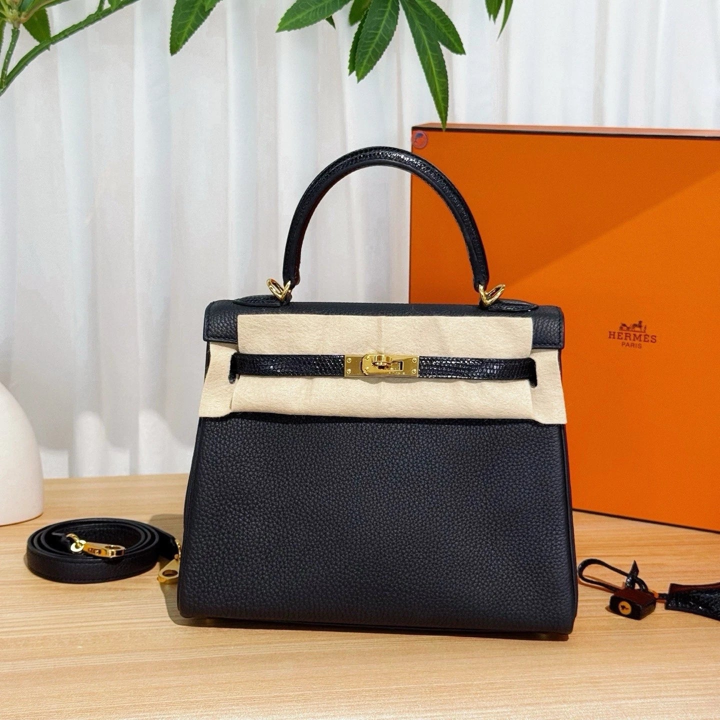 Hermes Kelly25 Black Gold Togo Leather Top Handle Bag Excellent