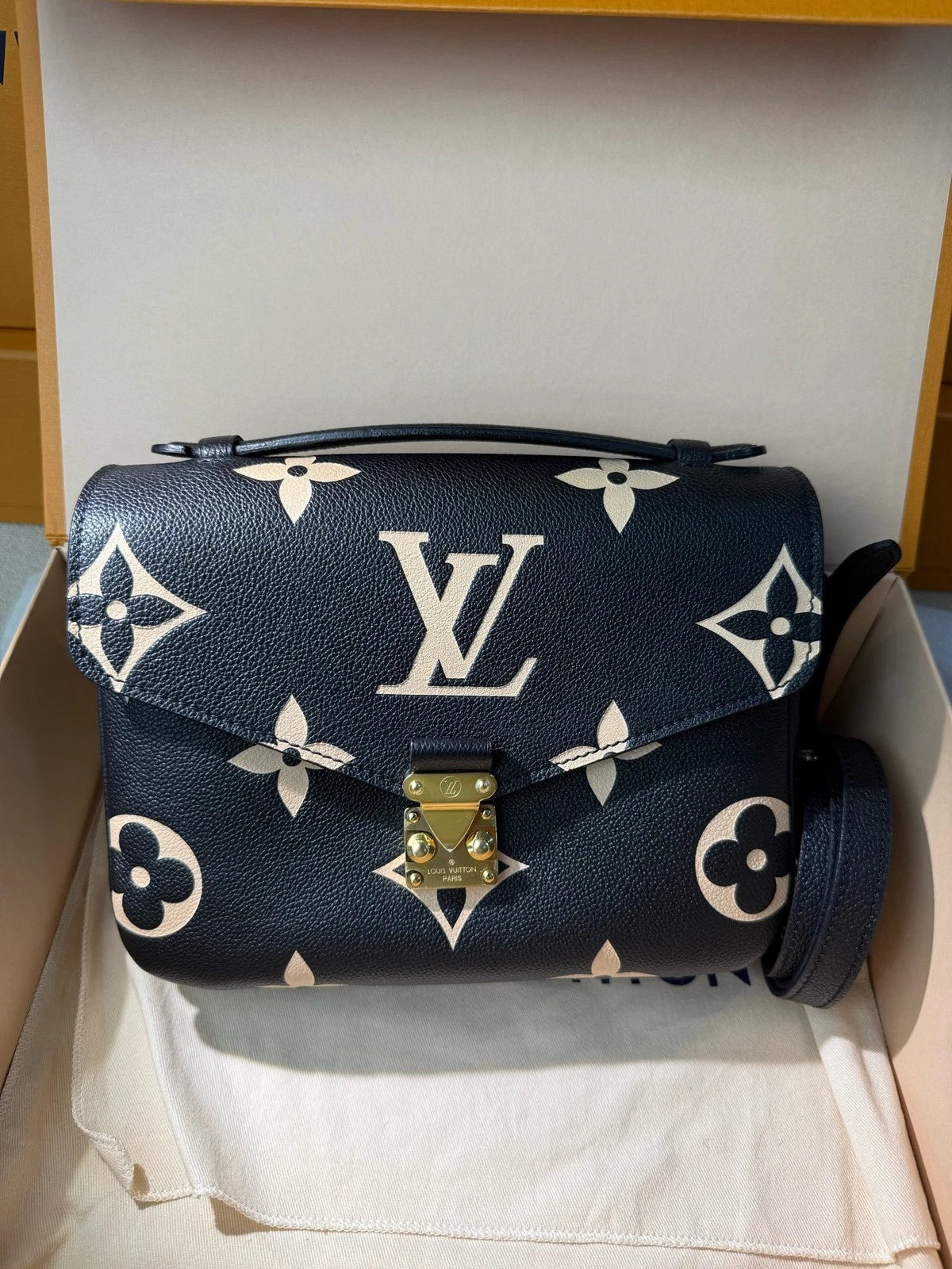Louis Vuitton Black &amp; White Full Leather Messenger Bag For Women