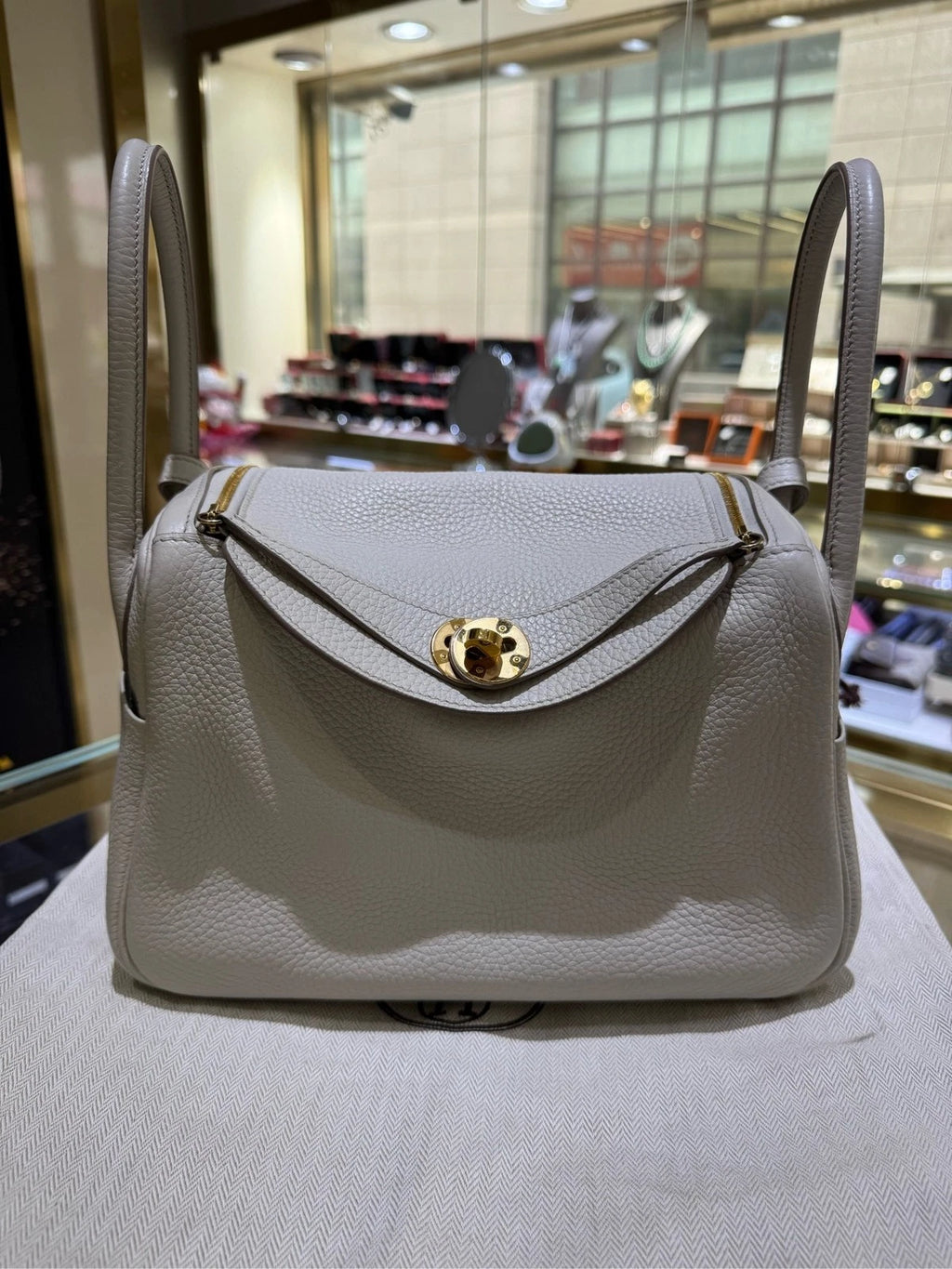 Pre-owned Hermes Calfskin Lindy 26 Top Handle Bag For Women
