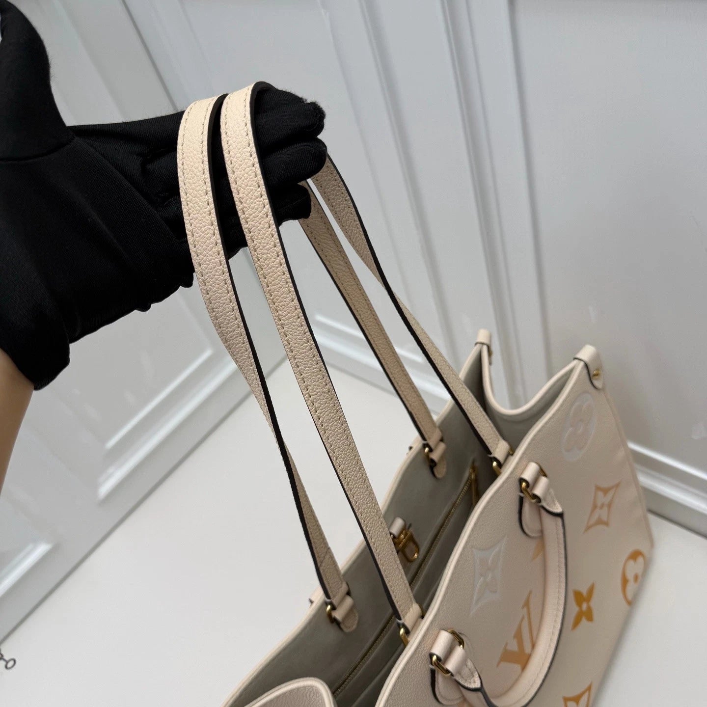 Louis Vuitton ONTheGo MM Tote Top Handle Bag White Orange Gold Women Classic