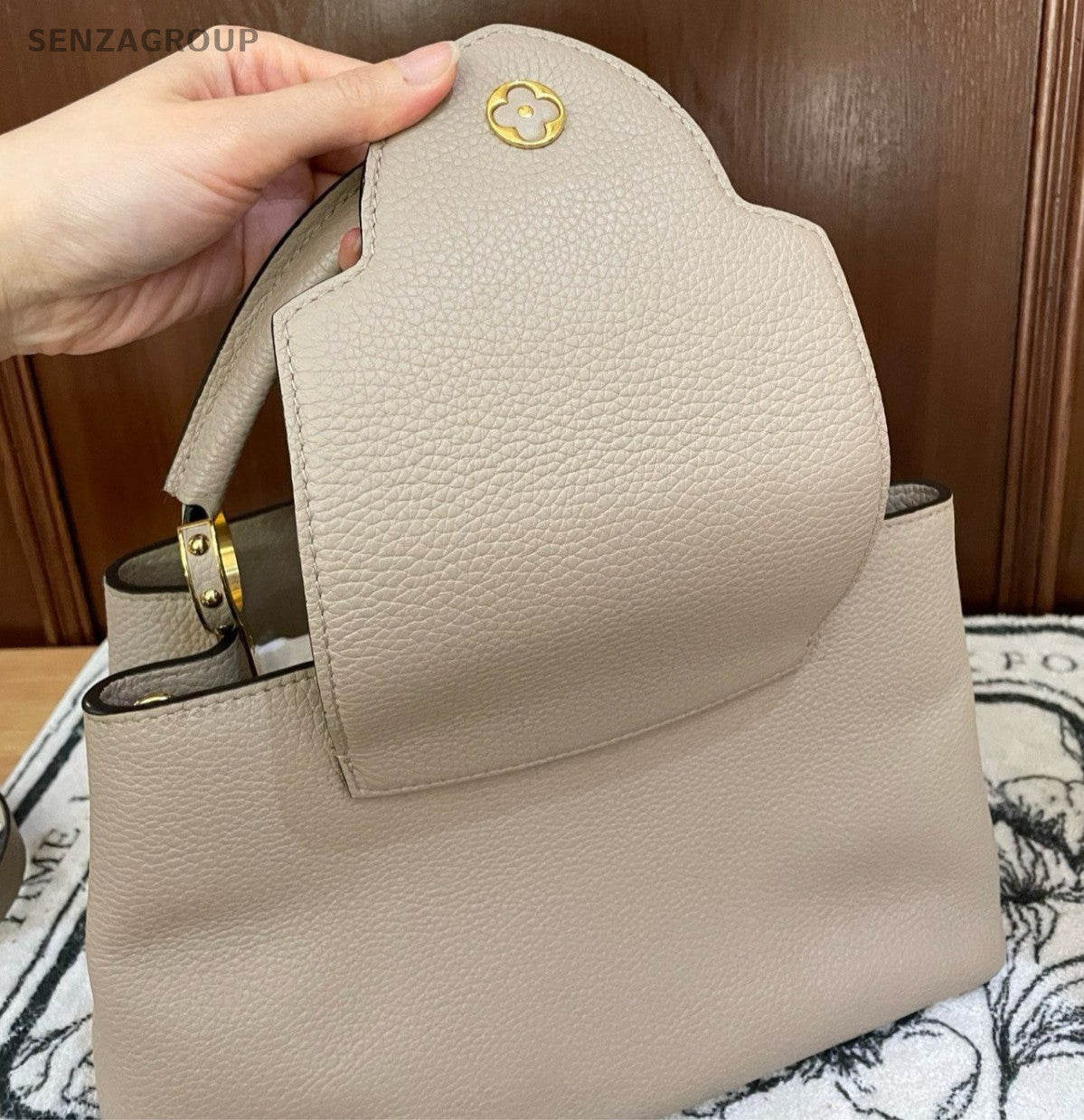 Louis Vuitton Capucines MM Top Handle Bag Crossbody Apricot Gold Women Classic